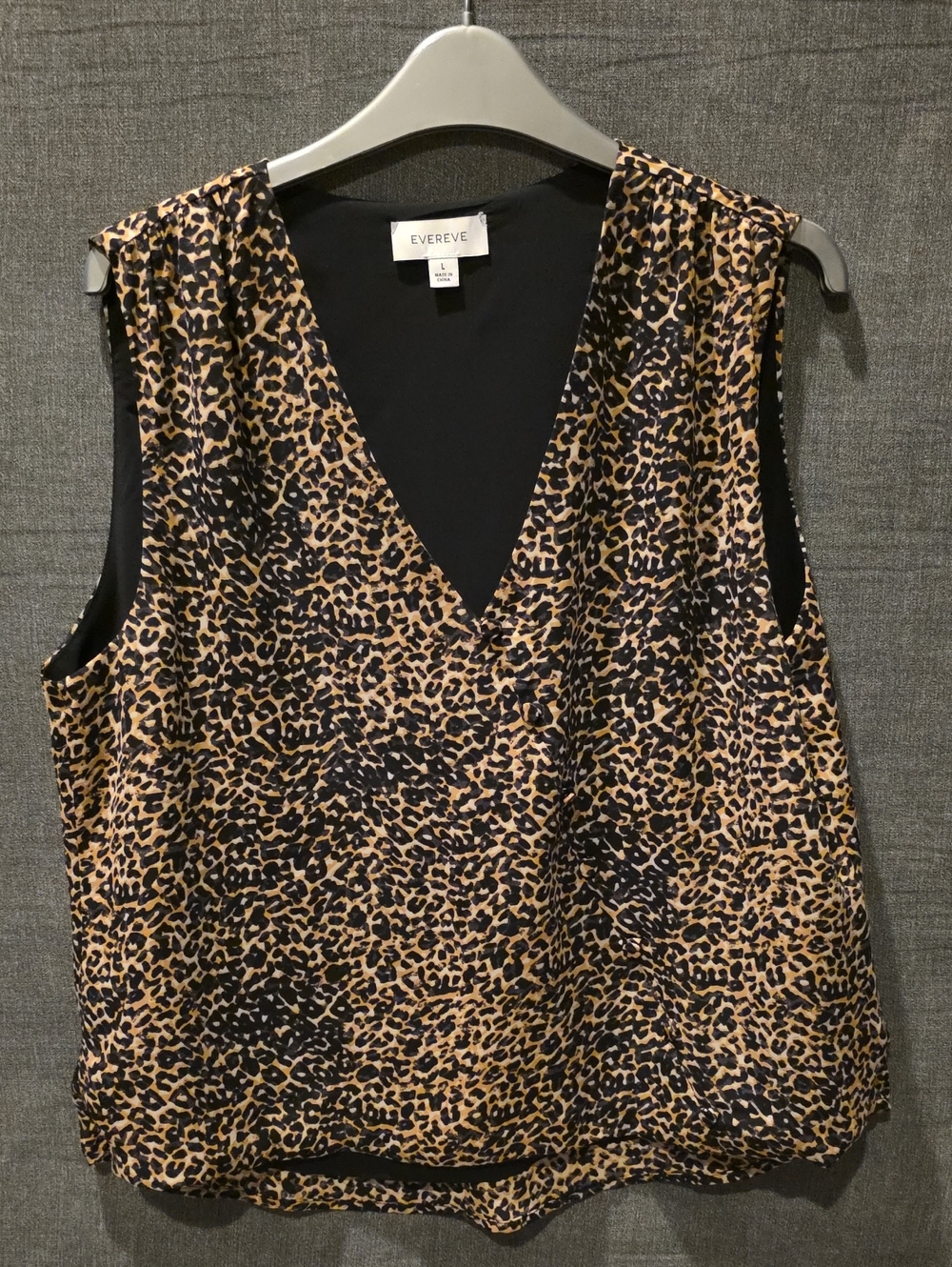 Evereve Brown and Black Leopard Print V-Neck Sleeveless Top Size L PTP 22 In.
